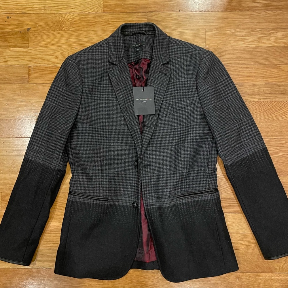 John Varvatos Luxe Plaid hombre Blazer w/ Leather cuff and pocket finishing.